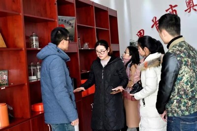 高新区组织青年干部到靳寨就业创业园企业观摩学习
